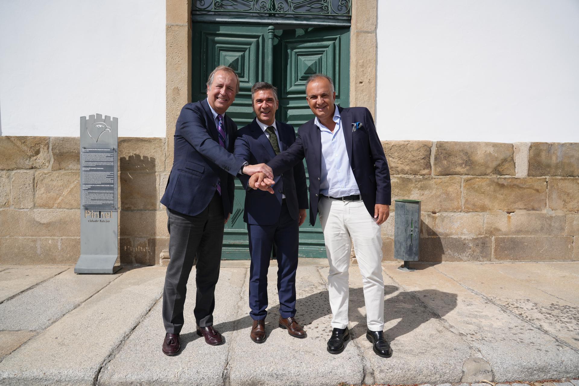 El presidente de Turismo Centro, Rui Ventura (c), el presidente de Turismo Porto y Norte, Luís Pedro Martíns (d), y el director general de Turismo de la Junta de Castilla y León, Ángel González Pieras (i), durante una reunión para impulsar el turismo en sus regiones. EFE