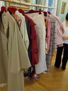 Una mujer toca una camisa de la colección de moda Aveiro de la empresa cántabra La Folie Collection, presentada este jueves en la Embajada de Portugal en Madrid. EFE/José Manuel Blanco