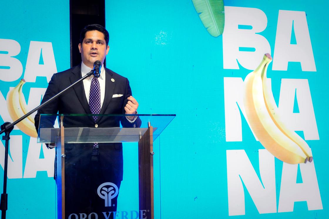 Presidente del directorio de la Asociación de Exportadores de Banano del Ecuador (AEBE), Jorge Encalada, hablando durante la inauguración de la convención 'Banana Time Machala 2025'. EFE/ AEBE /SOLO USO EDITORIAL/NO VENTAS/SOLO DISPONIBLE PARA ILUSTRAR LA NOTICIA QUE ACOMPAÑA (CRÉDITO OBLIGATORIO)