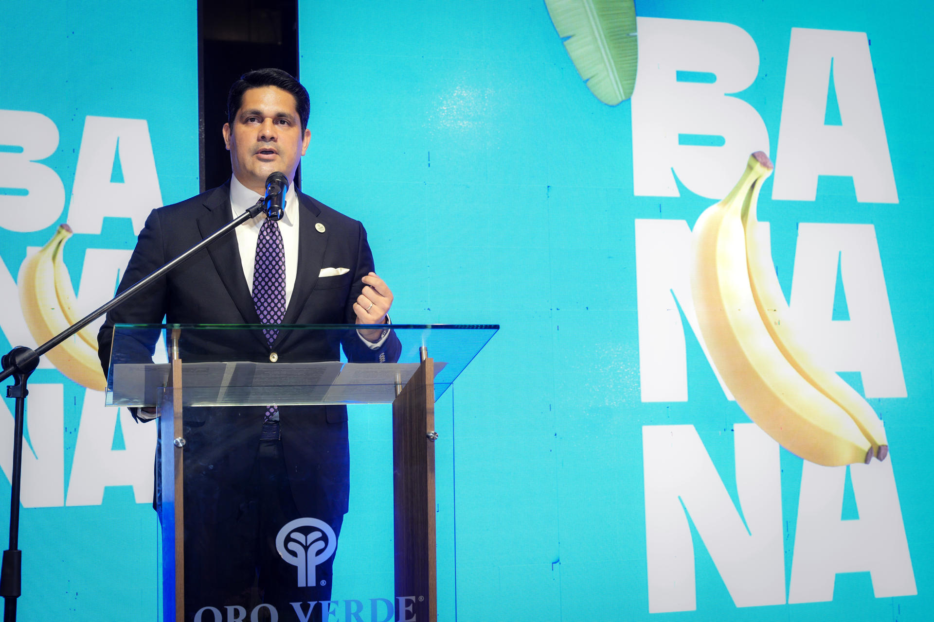 Presidente del directorio de la Asociación de Exportadores de Banano del Ecuador (AEBE), Jorge Encalada, hablando durante la inauguración de la convención 'Banana Time Machala 2025'. EFE/ AEBE /SOLO USO EDITORIAL/NO VENTAS/SOLO DISPONIBLE PARA ILUSTRAR LA NOTICIA QUE ACOMPAÑA (CRÉDITO OBLIGATORIO)