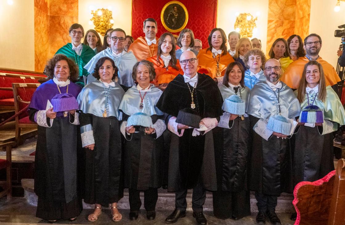Foto de familia con el rector de la Universidad de Granada, Pedro Mercado (c) junto a la recién investida como Doctora Honoris Causa a la profesora, investigadora y socióloga Marina Subirats Martori (3i), por la Universidad de Granada (UGR) por ser un referente nacional en el modelo coeducativo que encontró en la ciencia su forma de "resistir" ante los modelos machistas de la Transición. EFE/Miguel Ángel Molina