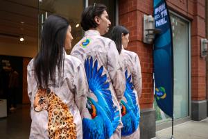 Fotografía cedida por Embratur de personas posando con prendas que promocionan el turismo en Brasil durante la muestra Visit Brasil Gallery este miércoles, en Nueva york (EE.UU.). EFE/ Embratur /SOLO USO EDITORIAL/NO VENTAS/SOLO DISPONIBLE PARA ILUSTRAR LA NOTICIA QUE ACOMPAÑA (CRÉDITO OBLIGATORIO)