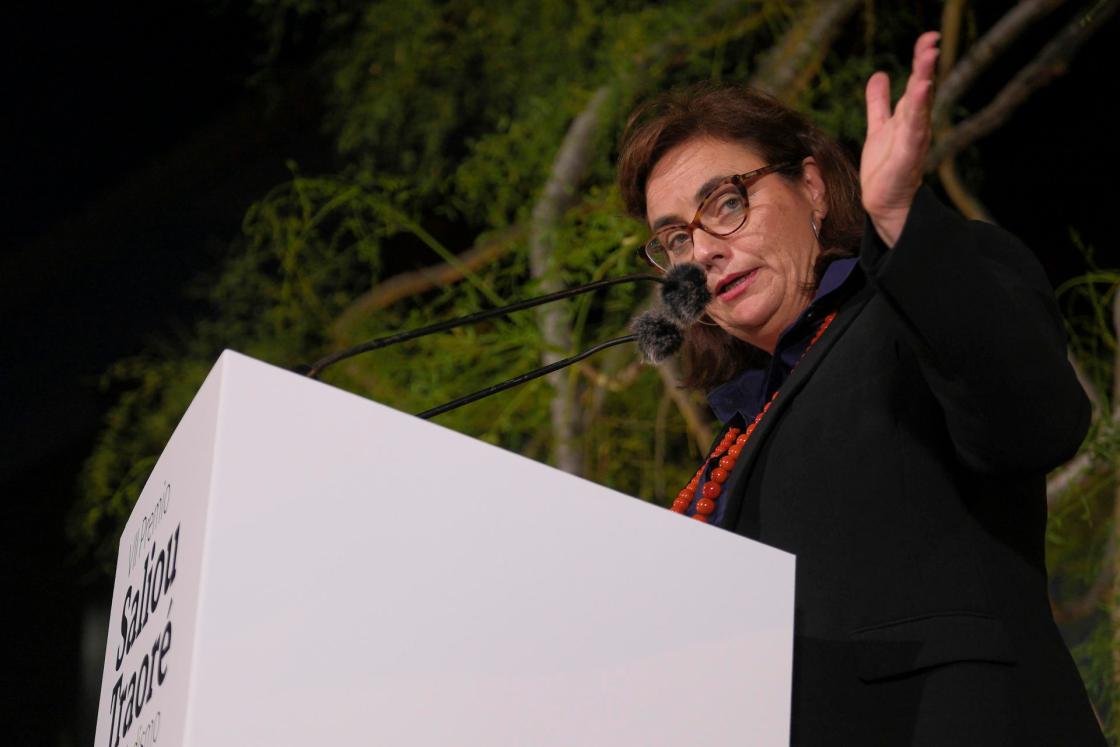 La periodista Ana Carbajosa durante la entrega del premio Saliou Traoré que se celebra hoy martes en el patio central de la sede de Casa África en Las Palmas de Gran Canaria. EFE/Ángel Medina G.
