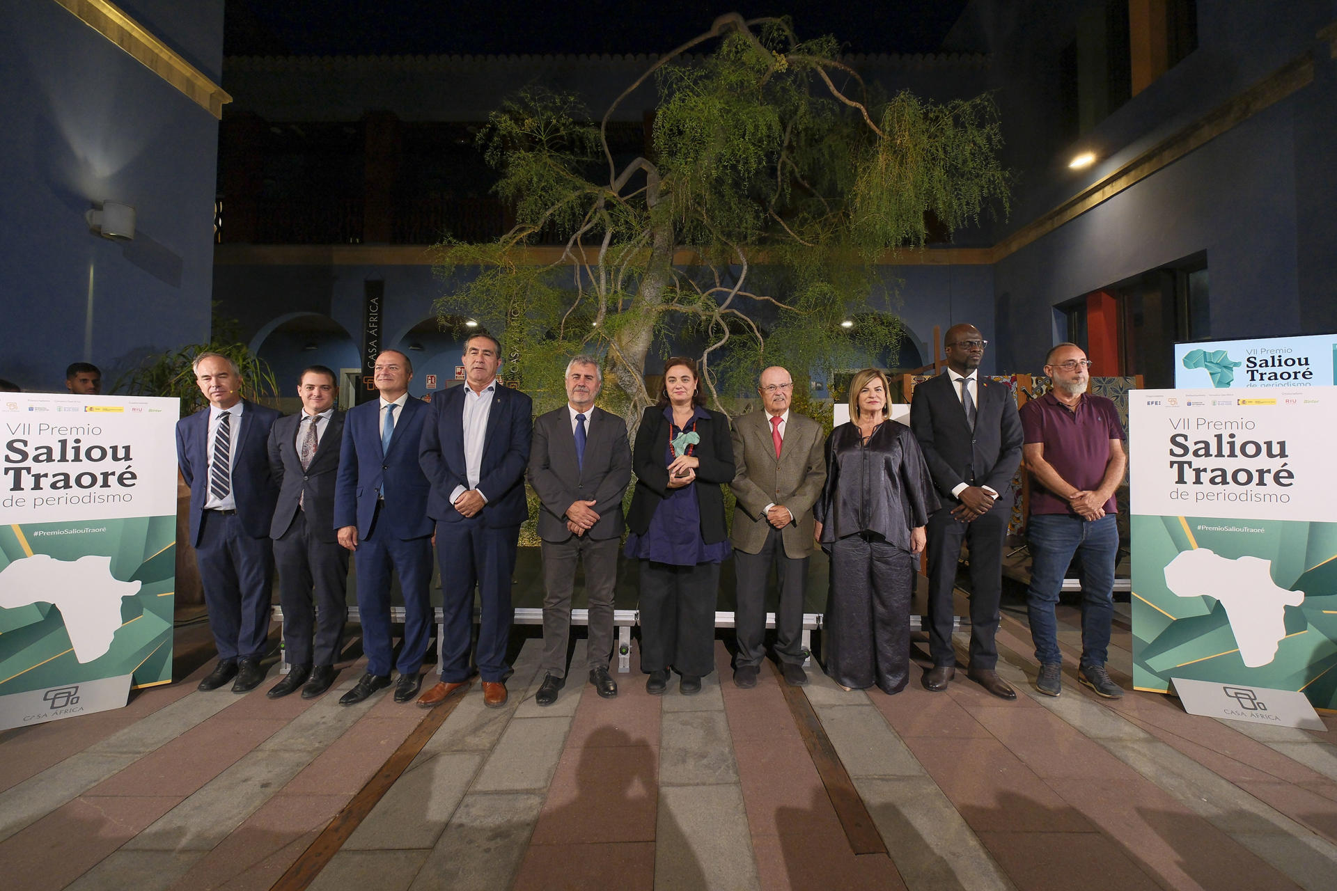 La periodista Ana Carbajosa (6i), acompañada por las distintas personalidades que han participado en el acto de entrega del premio Saliou Traoré al equipo de Planeta Futuro hoy martes en el patio central de la sede de Casa África en Las Palmas de Gran Canaria. EFE/Ángel Medina G.