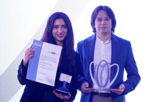La finalista, Daniela Rueda (i), y el ganador de la categoría audiovisual del premio Roche, Christopher Acosta (d), posan durante la ceremonia de premiación este miércoles, en Ciudad de México (México). EFE/ Sáshenka Gutiérrez
