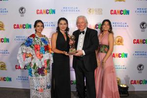 Fotografía del 27 de septiembre de 2025 cedida por World Travel Awards que muestra a la directora de Comunicación de Quito Turismo, Tatiana Sonnenholzner (c-i), posando junto al presidente y fundador de los premios 'World Travel Awards', Graham E. Cook, con el premio al destino turístico líder en Sudamérica de los 'World Travel Awards 2025', en Cancún (México). EFE/ World Travel Awards /SOLO USO EDITORIAL/NO VENTAS/ SOLO DISPONIBLE PARA ILUSTRAR LA NOTICIA QUE ACOMPAÑA (CRÉDITO OBLIGATORIO)