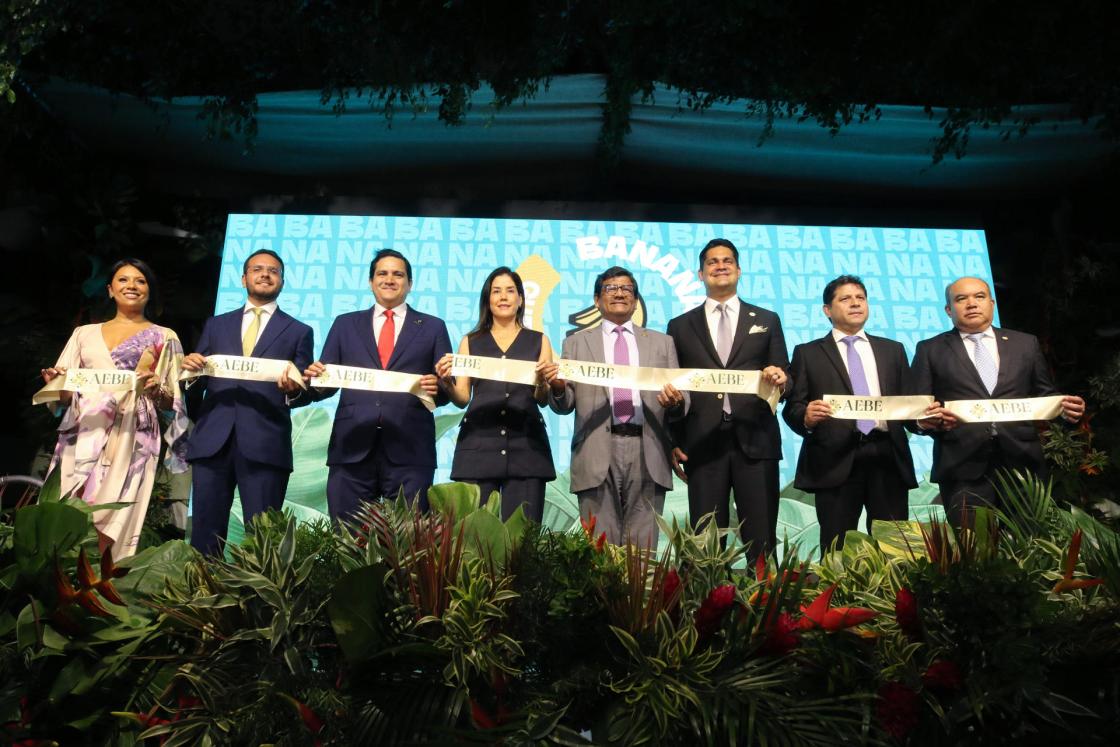 The deputy director of the Association of Ecuadorian Banana Exporters (AEBE), Pamina González (1st L); AEBE’s executive director, José Antonio Hidalgo (3rd L); AEBE vice president, Marianela Ubilla (4th L); Ecuador’s minister of Production, Foreign Trade and Investment, Luis Alberto Jaramillo (4th R); AEBE president, Jorge Encalada (3rd R); and Ecuador’s minister of Agriculture, Livestock and Fisheries, Danilo Palacios (2nd R), cut the ribbon during the opening of Banana Time Guayaquil 2025 in Guayaquil (Ecuador). EFE/ Jonathan Miranda 