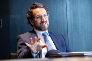 El director de Asuntos Corporativos BCP y Credicorp, Enrique Pasquel Rodríguez, habla durante una entrevista con EFE durante el III Encuentro Regional de Desarrollo Credicorp este lunes, en el Hotel Westin en Lima (Perú). EFE/ Renato Pajuelo