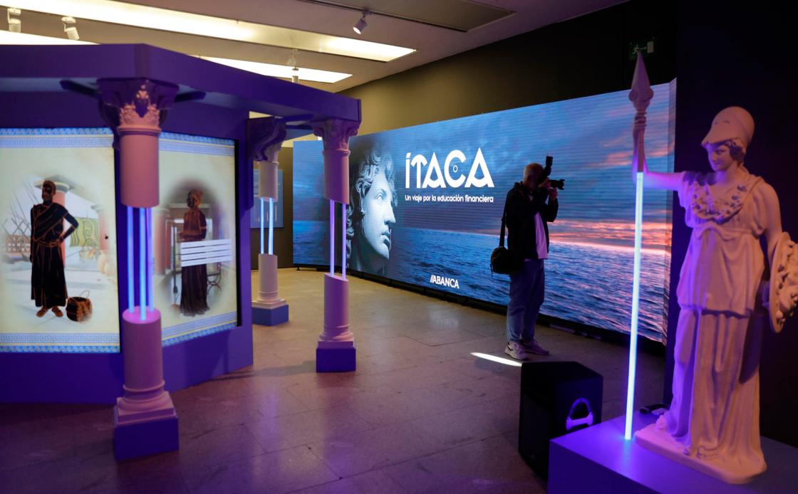 A CORUÑA, 06/09/25.- Abanca y Afundación han presentado este lunes la exposición interactiva 'Ítaca. Unha viaxe pola educación financeira' como parte de los actos por el Día de la Educación Financiera impulsado por el Banco de España y la Comisión Nacional del Mercado de Valores (CNMV). EFE/Cabalar