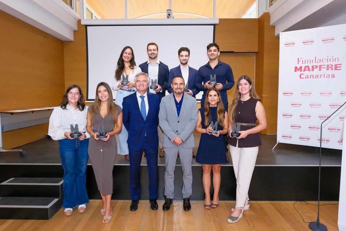 GRAFCAN5441. LAS PALMAS DE GRAN CANARIA (ESPAÑA), 15/10/2025.- El director del SCS, Adasat Goya (3d), y el presidente de la Fundación Mapfre Canarias, Ignacio Baeza (3i), entregaron los reconocimientos que la entidad concede cada años a lo médicos internos residentes (MIR) más destacados de los diferentes hospitales públicos de las islas. EFE/Ángel Medina G.