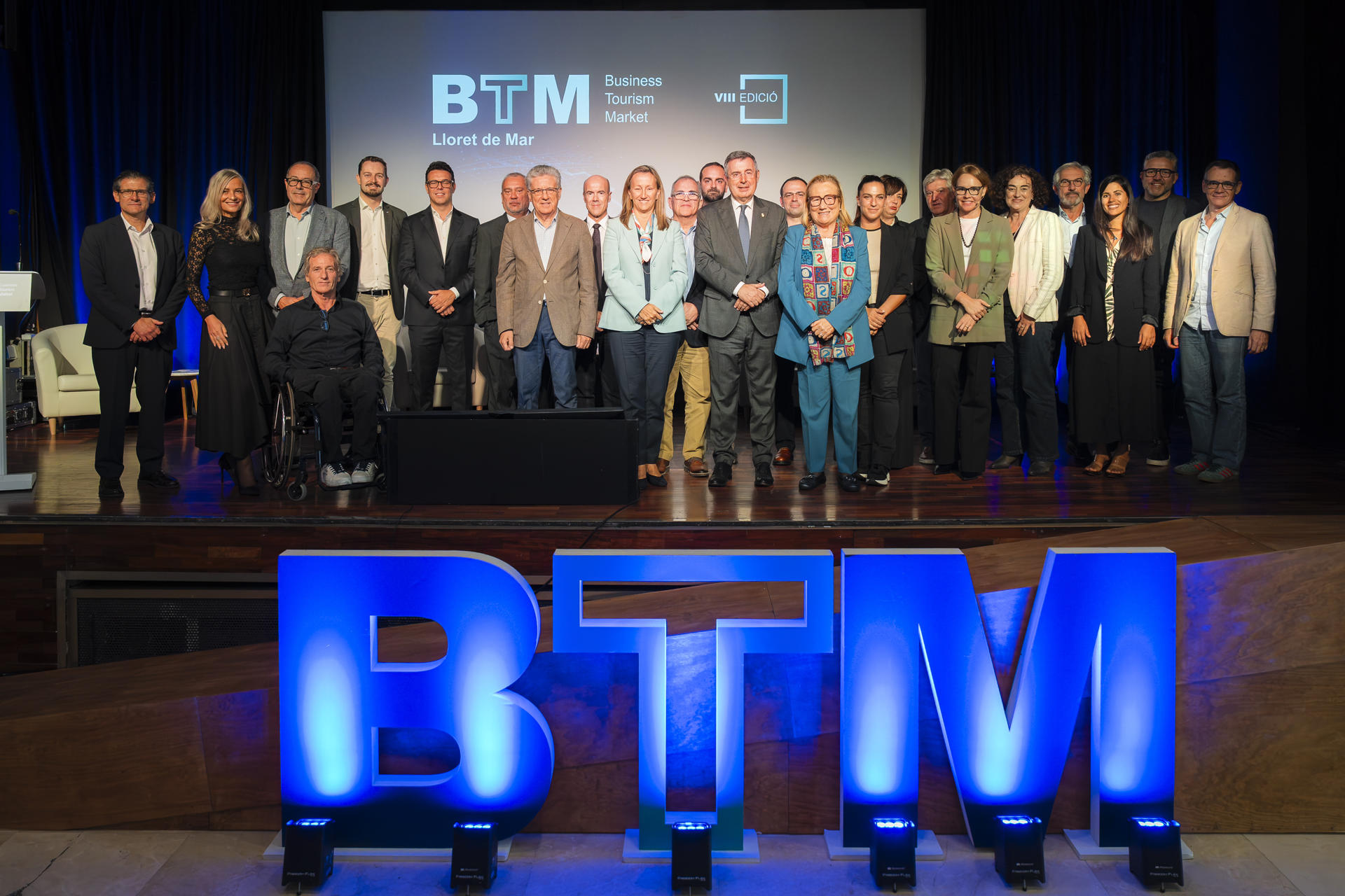 Foto de familia de los participantes al finalizar este martes el foro BTM, organizado por la Fundación Guitart y la Agencia EFE, que ha celebrado una nueva edición cuya temática ha girado en torno a la movilidad sostenible y su presencia como factor clave en el turismo, obligado a reducir la huella ecológica y a convertir el desafío en una oportunidad. EFE/ David Borrat