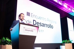 El director de Asuntos Corporativos BCP y Credicorp, Enrique Pasquel Rodriguez, habla durante el III Encuentro Regional de Desarrollo Credicorp este lunes, en el Hotel Westin en Lima (Perú). EFE/ Renato Pajuelo