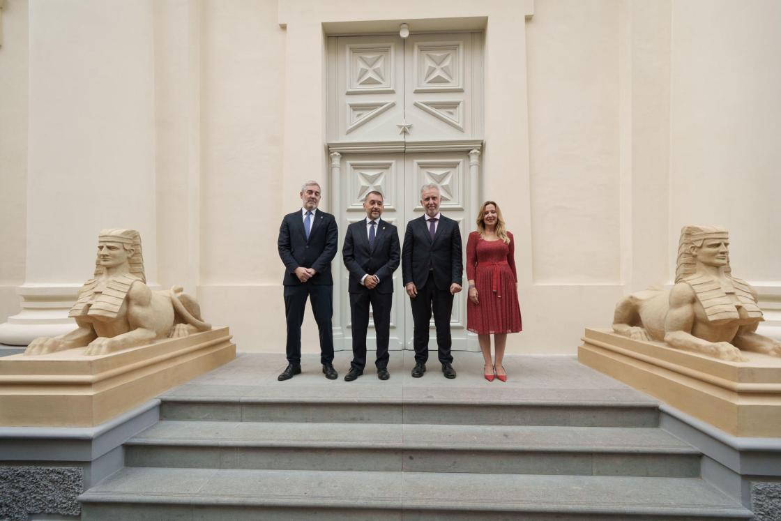 El presidente de Canarias, Fernando Clavijo, y el ministro de Política Territorial, Ángel Víctor Torres, han asistido este lunes la reapertura oficial del Templo Masónico de Santa Cruz de Tenerife, declarado ya como lugar de memoria democrática en recuerdo de la represión que sufrió la masonería durante la dictadura de Francisco Franco. En la imagen, el ministro Torres (2d) y el presidente Clavijo (1i) posan a la entrada del Templo con la presidenta del Cabildo de Tenerife, Rosa Dávila (1d), y el alcalde de Santa Cruz de Tenerife, José Manuel Bermúdez (2i). EFE/Ramón de la Rocha