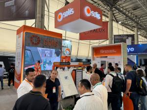 Fotografía del 16 de octubre de 2025 cedida por la compañía energética Solís en la que se observan personas vistando el stand de la empresa en ExpoSolar Colombia 2025 en Bogotá (Colombia). EFE/ Compañía energética Solís /SOLO USO EDITORIAL/NO VENTAS/SOLO DISPONIBLE PARA ILUSTRAR LA NOTICIA QUE ACOMPAÑA (CRÉDITO OBLIGATORIO)