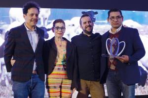 Los ganadores de la categoría cobertura del premio Roche, Paul Edgar Ramírez, la científica Nora Bar, Carlos Carabaña, y Enrique de la Mora, posan durante la ceremonia de premiación este miércoles, en Ciudad de México (México). EFE/ Sáshenka Gutiérrez