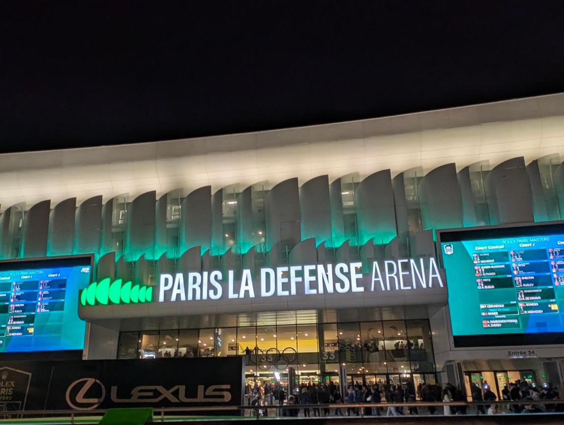 Tras décadas en el complejo parisino de Bercy, el torneo Masters 1.000 de París ha cambiado de sede este año a La Défense Arena, en el oeste de la capital francesa, lo que ha supuesto un reto logístico en el que Lexus participa como vehículo oficial, desplegando una flota de última generación. EFE/Jose Miguel Pascual
