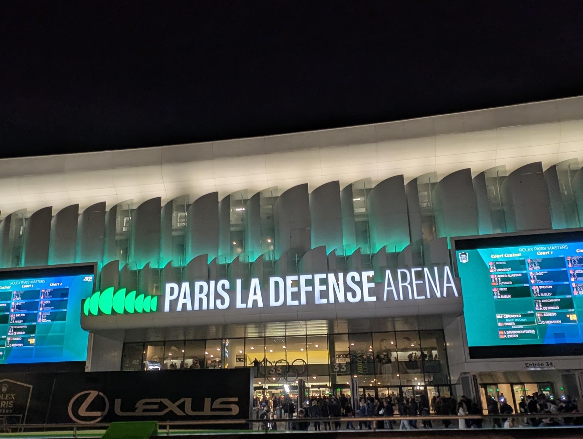 Tras décadas en el complejo parisino de Bercy, el torneo Masters 1.000 de París ha cambiado de sede este año a La Défense Arena, en el oeste de la capital francesa, lo que ha supuesto un reto logístico en el que Lexus participa como vehículo oficial, desplegando una flota de última generación. EFE/Jose Miguel Pascual