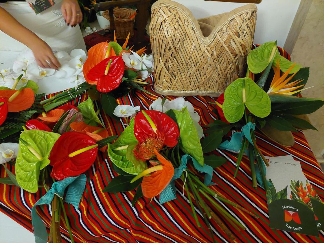 Arreglos florales de Madeira, este jueves durante un acto de presentación de la oferta turística del archipiélago en la Embajada de Portugal en España, en Madrid. EFE/José Manuel Blanco
