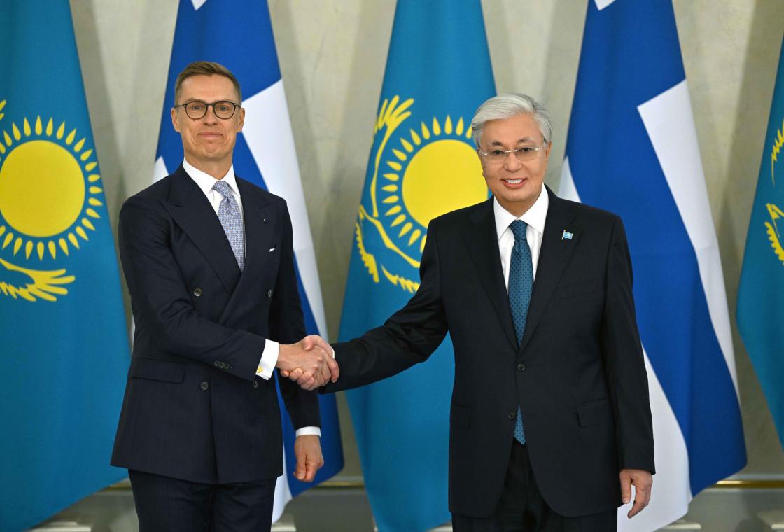 Finnish President Alexander Stubb (L) is greeted by Kazakh President Kassym-Jomart Tokayev in Astana. EFE/ Kazakh Presidency // EDITORIAL USE ONLY/ONLY AVAILABLE TO ILLUSTRATE THE ACCOMPANYING NEWS ITEM (MANDATORY CREDIT)