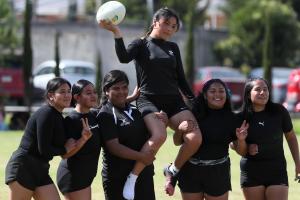 Fotografía del 25 de Octubre de 2025 de jugadoras de Las Jaguares Rugby Club, del Centro Universitario de Ixtlahuaca, celebrando durante un partido en Ixtlahuaca (México). EFE/ Mario Guzmán