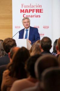 GRAFCAN5441. LAS PALMAS DE GRAN CANARIA (ESPAÑA), 15/10/2025.- El director del Servicio Canario de la Salud, Adasat Goya, y el presidente de la Fundación Mapfre Canarias, Ignacio Baeza, han entregado este miércoles los reconocimientos que la entidad concede cada años a lo médicos internos residentes (MIR) más destacados de los diferentes hospitales públicos de las islas. EFE/Ángel Medina G.