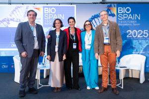 GRAFCAT2864. BARCELONA, 07/10/2025.- El coordinador de Sepsis Multidisciplinary Team Medicina Intensiva del Hospital Universitario Son Llàtzer, Marcio Borges (i); la partnership manager de Iberia OWKIN, Lucia Millán (2i); la directora de Relaciones Institucionales del Hospital Vall d'Hebron-Institut de Recerca, Laia Arnal (c); la responsable de Relaciones Institucionales y directora de la Fundación AstraZeneca, Pilar Pasaron (2d); y el group leader de VHIO España, Rodrigo Dienstmann (d); durante la mesa redonda "Implementing AI in healthcare – What’s holding us back?" en el encuentro internacional Biospain 2025, que reúne esta semana en Barcelona a empresas biotecnológicas, farmacéuticas y de tecnologías médicas. EFE/Marta Pérez