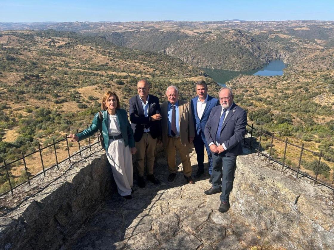 Cruzando la raya 2: El presidente de Turismo Centro, Rui Ventura (2d), durante la presentación de las jornadas en la ciudad zamorana de Fermoselle, junto al consejero de Cultura, Turismo y Deportes de la Junta de Castilla y León, Gonzalo Santonja (c)./ Cedidas turismo centro