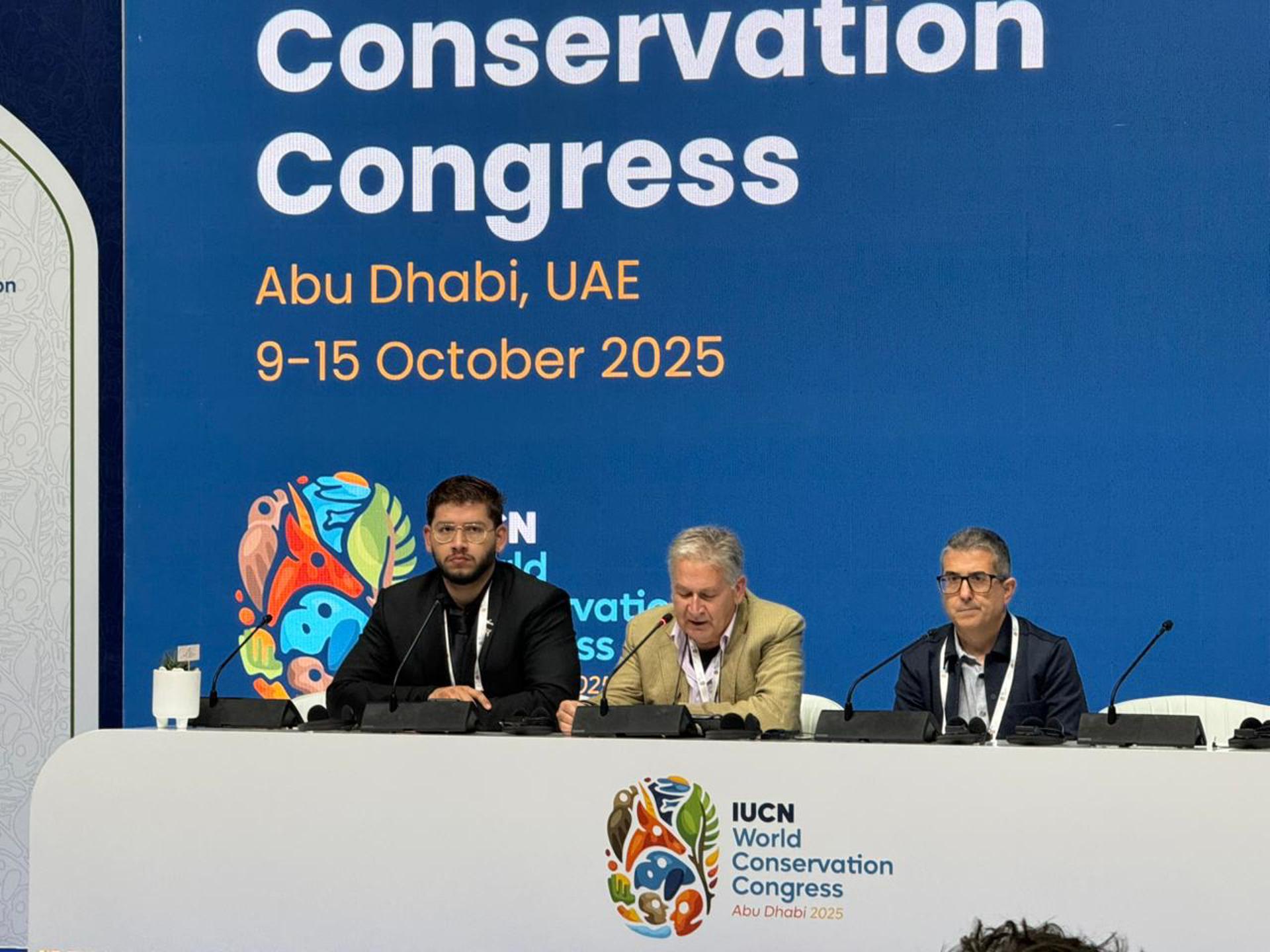El director de la Fundación Naturaleza y Hombre, Carlos Sánchez, en el centro de la imagen, en el Congreso Mundial de la Naturaleza (IUCN), que acoge Abu Dabi. Fotogafía cedida por la Fundación Naturaleza y Hombre.