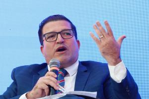 Director de Servicios de Salud de Quintana Roo, Enrique Ureña, durante el Roche Press Day 2025. EFE/ Sashenka Gutiérrez