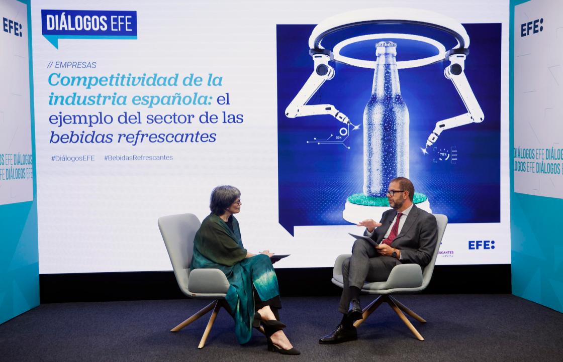 MADRID, 29/10/2025.- El secretario de Estado de Industria, Jordi García Brustenga, y Laura Cristóbal, directora de EfeAgro participan en el Diálogo EFE: "Competitividad de la industria española: El ejemplo del sector de las bebidas refrescantes en nuestro país"; un foro que reúne a representantes del Departamento, la Asociación de Bebidas Refrescantes Anfabra y al Ainia Centro Tecnológico Ainia. EFE/David Fernández