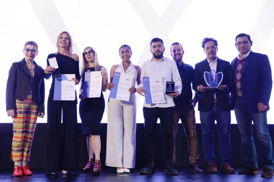 Los ganadores y finalistas de la categoría audiovisual del premio Roche, posan durante la ceremonia de premiación este miércoles, en Ciudad de México (México). EFE/ Sáshenka Gutiérrez