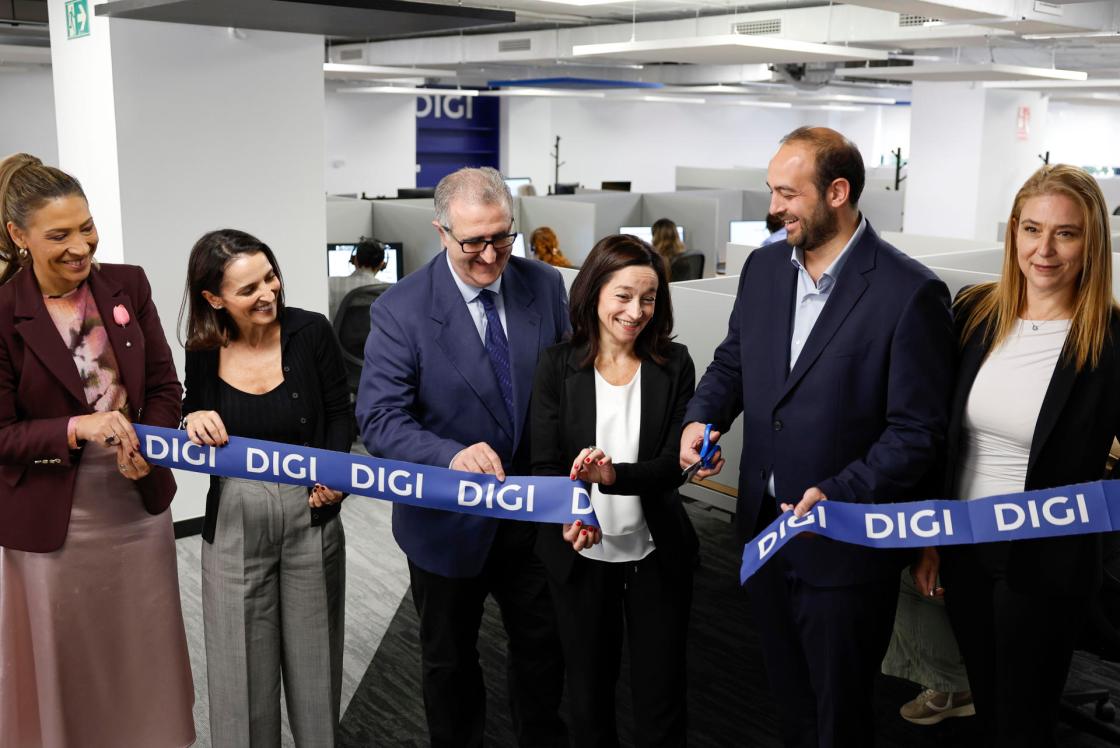 GRAFCVA9951. VALÈNCIA, 21/10/2025.- Digi ha inaugurado un centro de atención al cliente en València que tendrá 150 empleados a final de año. El acto de inauguración ha contado con la presencia de representantes de la empresa y de la Generalitat, Mónica Barrera, jefa de Regulación y Relaciones Insitucionales (izqda), Ester Oliva, directora general de Emprendimiento e Internacionalización de la GVa (centro), Alfonso Esteve, director de Servicios (dcha), y Virginia Guerrero, director de Rcursos Humanos (dcha). EFE/Ana Escobar