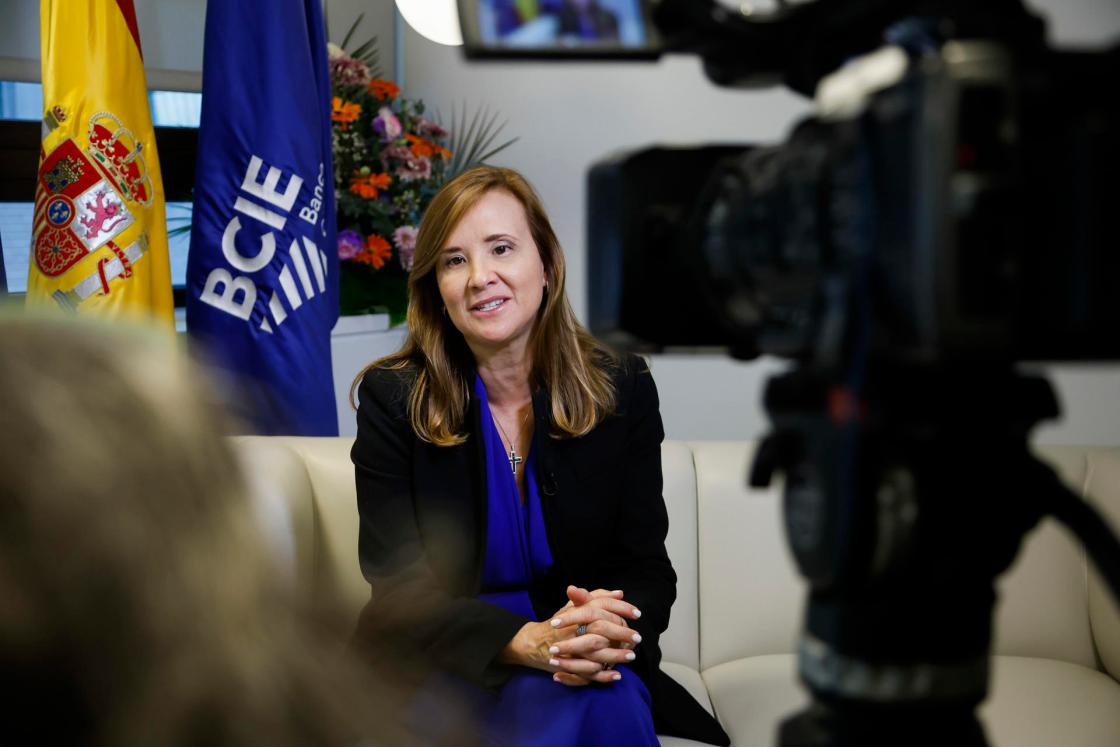 MADRID, 15/10/2025.- La presidenta ejecutiva del Banco Centroamericano de Integración Económica (BCIE), Gisela Sánchez, ha destacado en Madrid el buen momento que atraviesa la entidad, con los resultados financieros más altos y sólidos en sus 65 años de historia. En el marco de la visita institucional de la presidenta a la capital española para mejorar las inversiones con España y Europa, Sánchez ha explicado a EFE que, desde el BCIE trabajan en impulsar reformas de gobernanza que mejoren la solidez del banco y en "encontrar oportunidades de colaborar con otras instituciones. EFE/ David Fernández