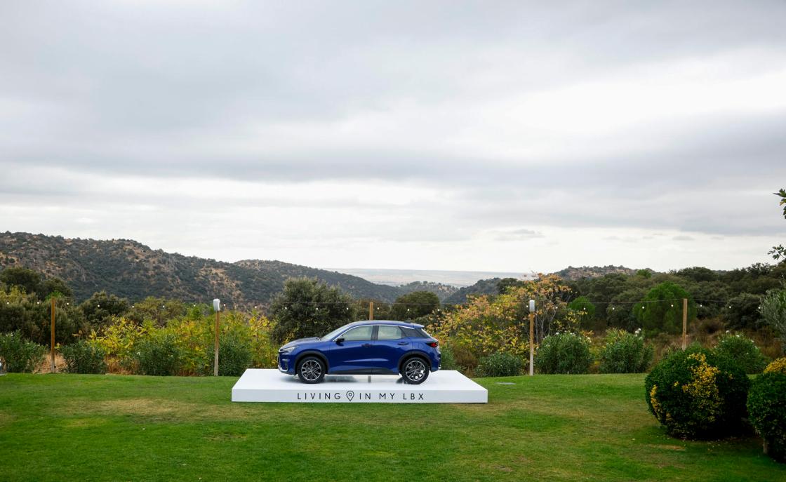 TORRELODONES (CA MADRID), 15/10/2025.- Vista de una instalación con un Lexus modelo LBX durante la jornada "Living in my LBX" organizado por la marca de coches japonesa, en la Finca "El Gasco", en Torrelodones, Madrid. EFE/David Fernández