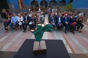 Entrega del Premio Saliou Traoré de Periodismo en Español sobre África al equipo de la sección Planeta Futuro, del diario El País, celebrada este martes en Las Palmas de Gran Canaria. EFE/Ángel Medina