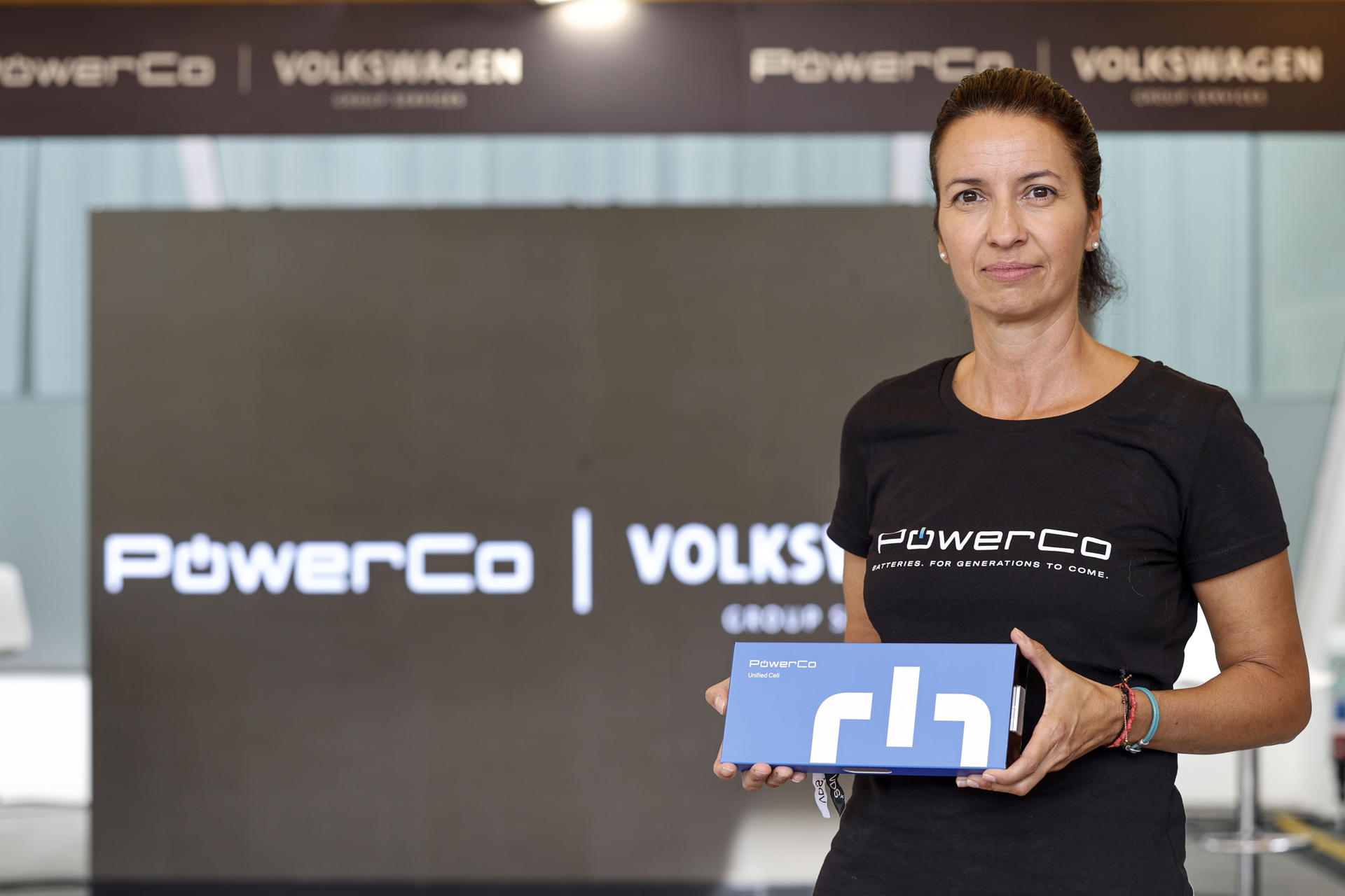 GRAFCVA009. VALÈNCIA, 22/10/2025.- La octava edición del evento tecnológico internacional VDS reúne entre este miércoles y el jueves a más de 3.000 empresas y más de 600 ponentes para conectar a los actores que están transformando el mundo en la nueva era de la inteligencia artificial​ a través de un enfoque práctico y transversal que integra a startups, corporaciones, inversores e instituciones. En la imagen Lorena Rodrigo, directora de Comunicación de PowerCo. EFE/Ana Escobar