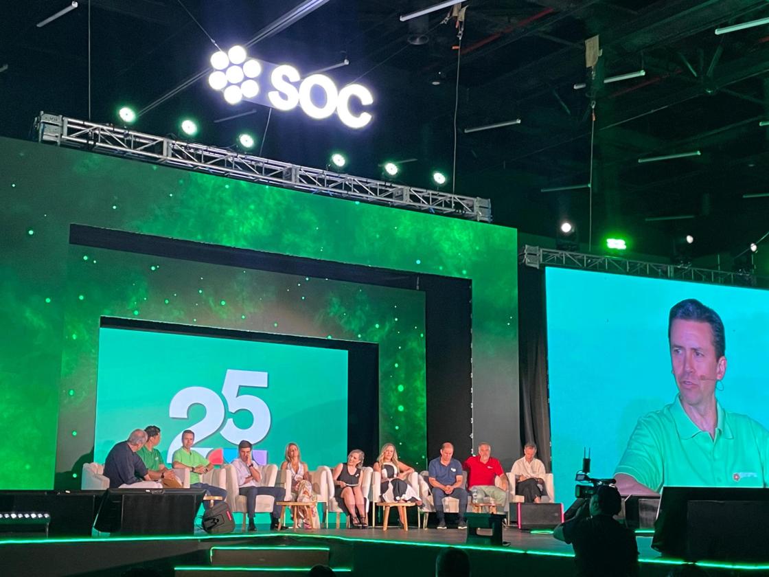 Fotografía del 24 de octubre de 2025 cedida por Levem de un grupo de responsables mexicanos de crédito de Banca Mifel, HSBC y Santander hablando durante la Convención Nacional de SOC Asesores Financieros en Ciudad de México (México). EFE/ Levem /SOLO USO EDITORIAL/NO VENTAS/SOLO DISPONIBLE PARA ILUSTRAR LA NOTICIA QUE ACOMPAÑA (CRÉDITO OBLIGATORIO)
