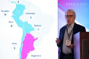 Fotografía de archivo del 19 de agosto de 2025 que muestra al presidente ejecutivo de Ipsos Perú, Alfredo Torres hablando durante la presentación del indice de inclusión financiera Credicorp, en Lima (Perú). EFE/ Paolo Aguilar /ARCHIVO