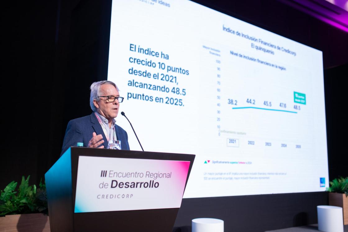 El presidente ejecutivo de Ipsos Perú, Alfredo Torres, habla durante el III Encuentro Regional de Desarrollo Credicorp este lunes, en el Hotel Westin en Lima (Perú). EFE/ Renato Pajuelo