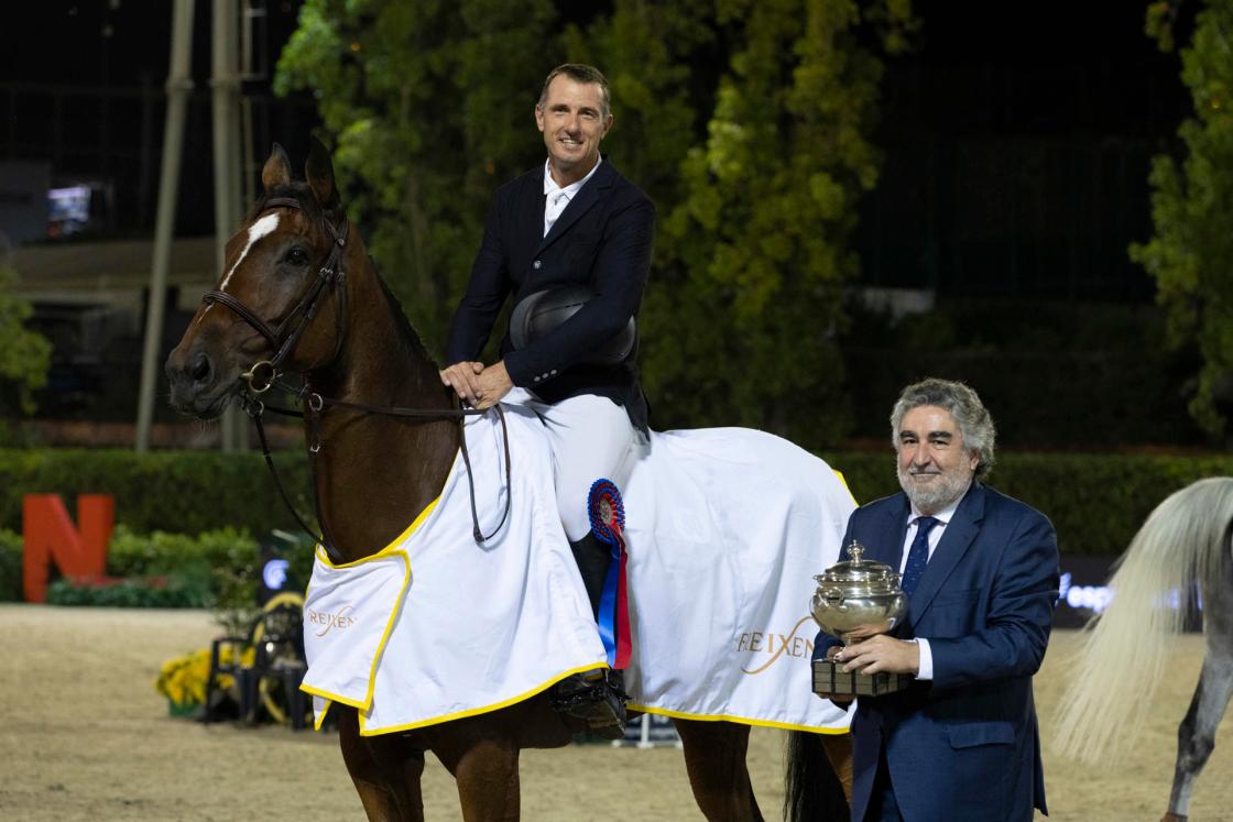 El jinete Gregory Wathelet (Bélgica) formando binomio con Double Jeu d'Honvault recibe el trofeo de la Copa de la Reina de salto a caballo, de manos del presidente del Consejo Superior de Deportes, José Manuel Rodríguez Uribes. EFE/IMAGEN CEDIDA/RCPB/Nacho Olano/CRÉDITO OBLIGATORIO