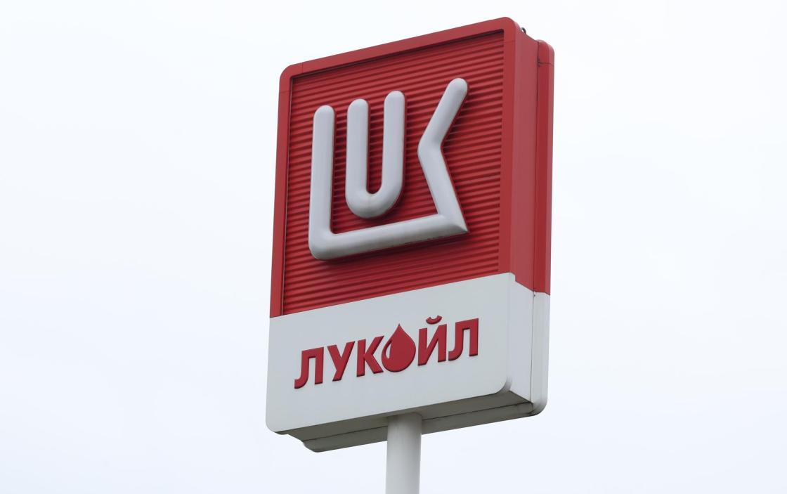 Sign at a gas station of Russian multinational energy corporation Lukoil in Moscow, Russia, 27 October 2025.  EFE/EPA/MAXIM SHIPENKOV