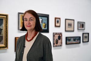 MADRID, 07/10/2025.- La comisaria de la exposición 'Maruja Mallo: Máscara y compás', Patricia Molins, posa durante la presentación de la exposición en el Museo Reina Sofía en Madrid. EFE/ Fernando Villar