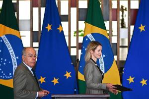 Fotografía de archivo del ministro de Relaciones Exteriores de Brasil, Mauro Viera (i), y la Alta Representante de la Unión Europea para Asuntos Exteriores y Política de Seguridad, Kaja Kallas, durante una rueda de prensa en el Palacio del Itamaraty, en Brasilia (Brasil). EFE/ Andre Borges/ ARCHIVO