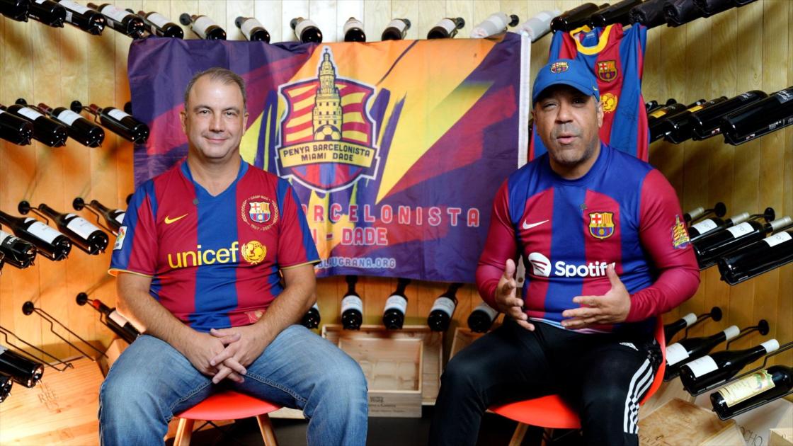 En la imagen, Rafael Escoté (i), miembro de la 'Penya Barcelonista de Miami' posa junto al aficionado dominicano Elian Rodríguez.