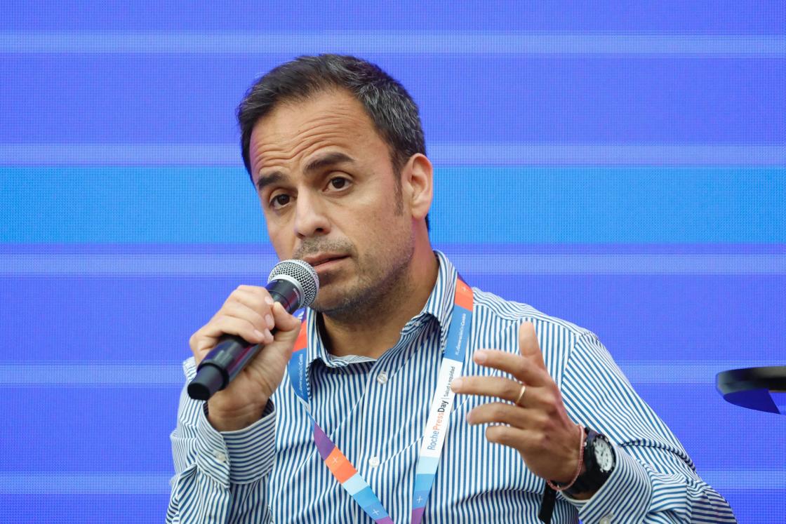 El coordinador de la sección de Medicina Domiciliaria en el Hospital Italiano de Buenos Aires, Cristian Gallo, habla durante el primer día de actividades de Press Day Roche el 7 de octubre de 2025, en Ciudad de México (México). EFE/Sáshenka Gutiérrez