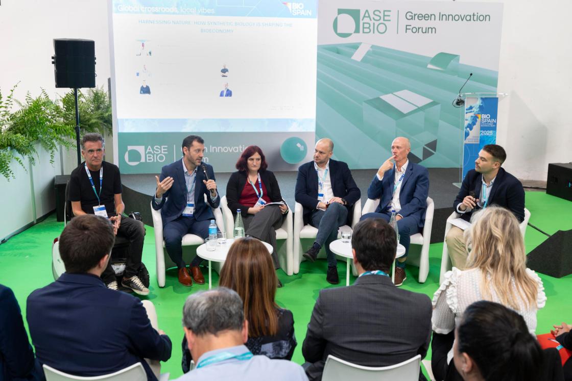 GRAFCAT2929. BARCELONA, 08/10/2025.- El managing partner de Invivo Partners, SGEIC, España, Luis Pareras; el CEO y co-fundador de Nanogrow Biotech Spain, Nicolás Galmarini; la jefa de I+D de LEV2050, España; Ana Ceniceros; el director de medicina personalizada en Nasertic y jefe de Synthetic Biology Lab en IRIS Hub (Navarra), Gonzalo Rodríguez; el co-chair, UK Governments Engineering Biology Steering Group y co-fundador del Global Biofoundry Aliance, UK, Paul Freemont y el moderador, el fundador y presidente de ATG SynBio Spain, Fran Antequera participa en la mesa redonda: "Harnessing nature: How synthetic biology is shaping the bioeconomy" en el congreso internacional Biospain 2025, que reúne empresas biotecnológicas, farmacéuticas y de tecnologías médicas y que aborda las posibilidades de la biología sintética, combinada con IA, entre otros asuntos. EFE/Marta Pérez