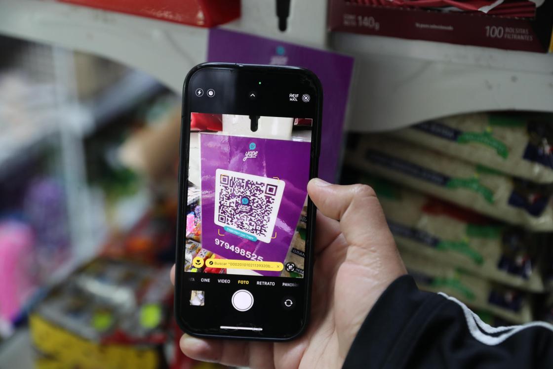Fotografía de archivo de una persona escaneando un código QR con su teléfono en Lima (Perú). EFE/ Paolo Aguilar / ARCHIVO