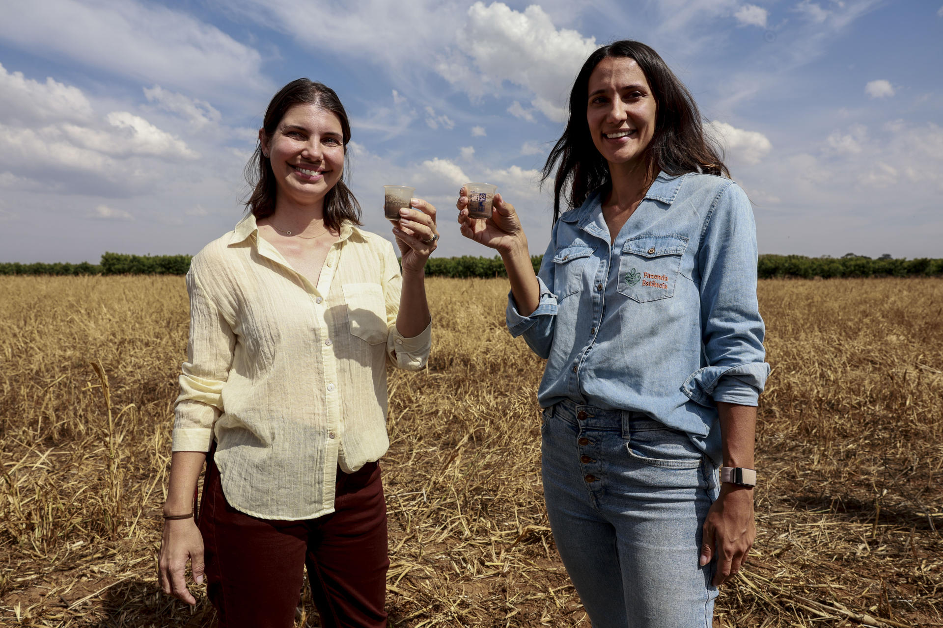 Aline y Nathalia Vick asumieron en 2018 las 1.100 hectáreas de la propiedad rural que, hasta entonces, gestionaba su padre y la convirtieron en un ejemplo de cómo la sostenibilidad y el liderazgo femenino pueden impulsar la productividad y abrir camino para el futuro del agro. EFE/ Sebastiao Moreira