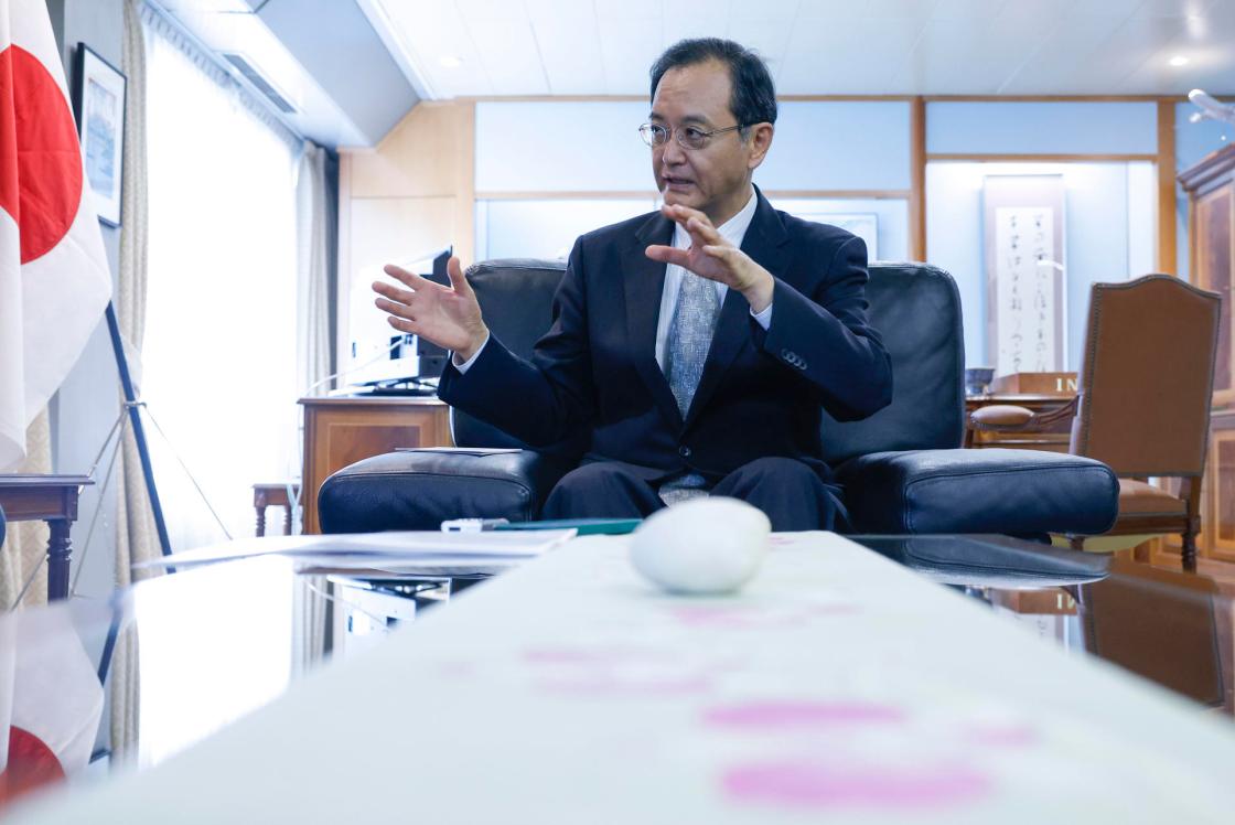 MADRID, 23/10/2025.- El embajador de Japón en España, Takahiro Nakamae, en una entrevista con EFE en vísperas del XXV Foro hispano-japonés que se celebrará esta semana en Barcelona, un foro de alto nivel que analizará el impacto económico del nuevo panorama global, la gestión de desastres naturales y la seguridad alimentaria, entre otros asuntos. EFE/J.J.Guillén