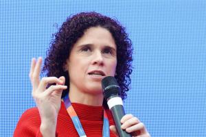 La jefa del servicio de retina del Hospital Regional Adolfo López Mateos de México, Vanesa Flores Peredo, durante el Roche Press Day 2025. EFE/ Sashenka Gutiérrez